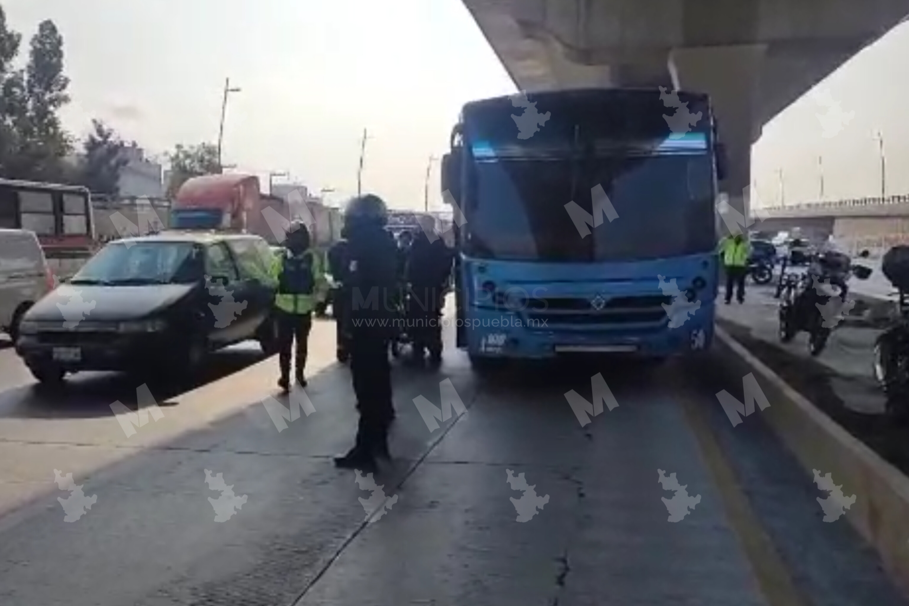 Auto embiste a policía en la Puebla-Orizaba