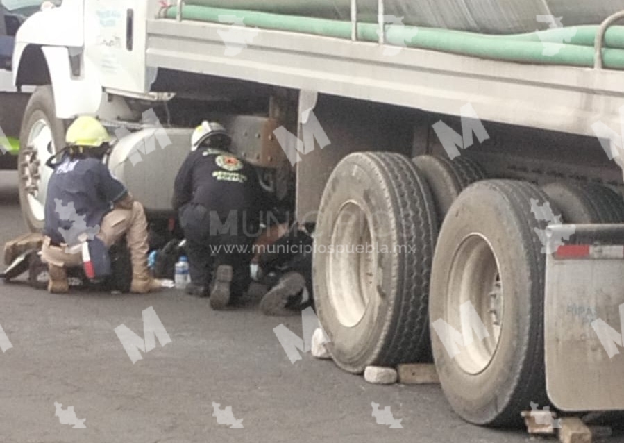 Motociclista fue arrollado por pipa de agua en Puebla