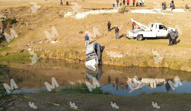 Niño muere ahogado en auto que cayó a poza en Cuautinchán