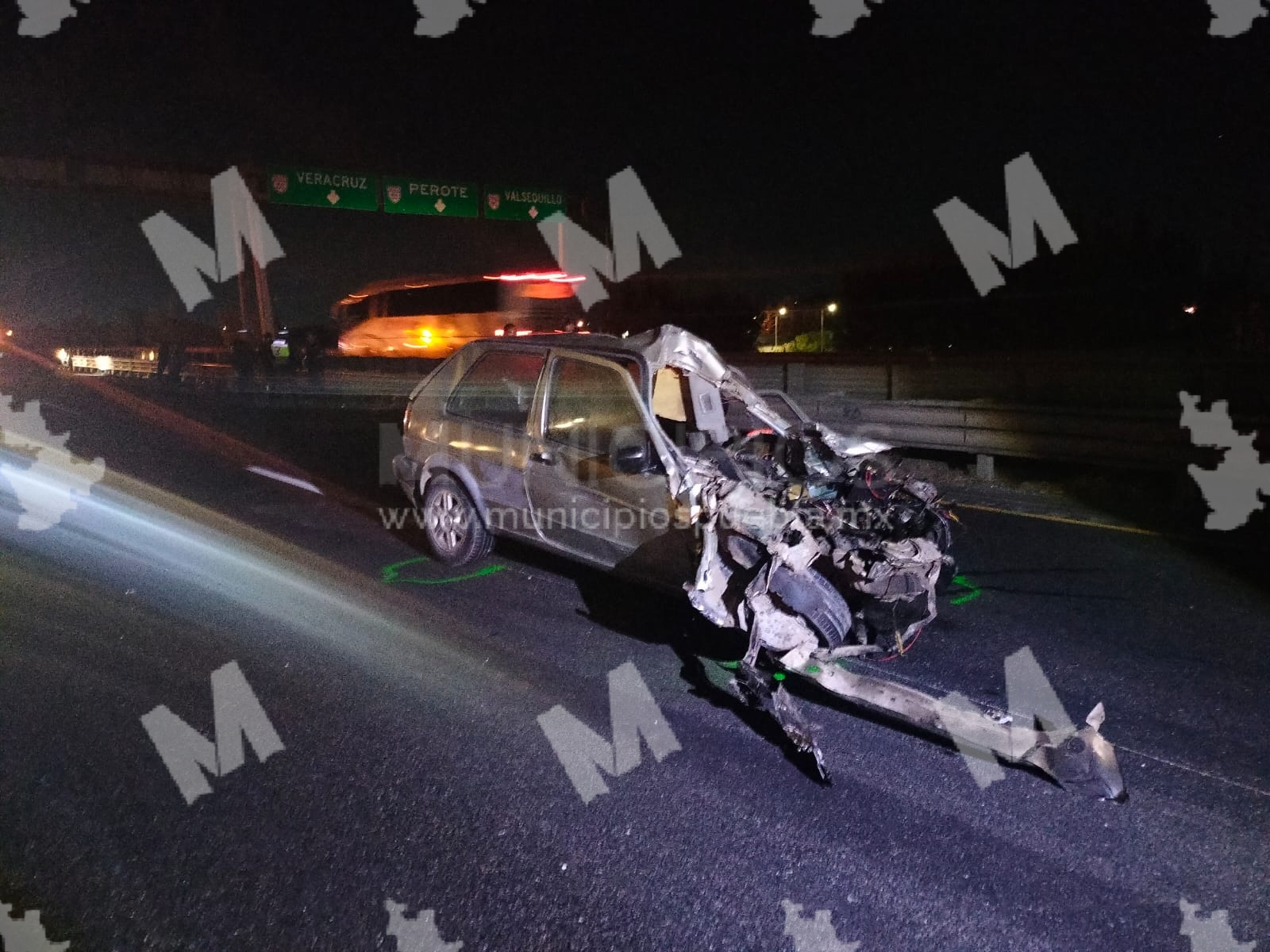 Un hombre muere tras chocar su auto con camión en la México-Puebla