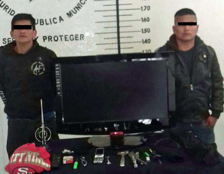 Detienen a ladrones cuando se llevaban pantalla de 40 pulgadas