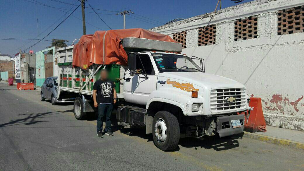 Policías ayudan en recuperación de camioneta robada, en Cholula