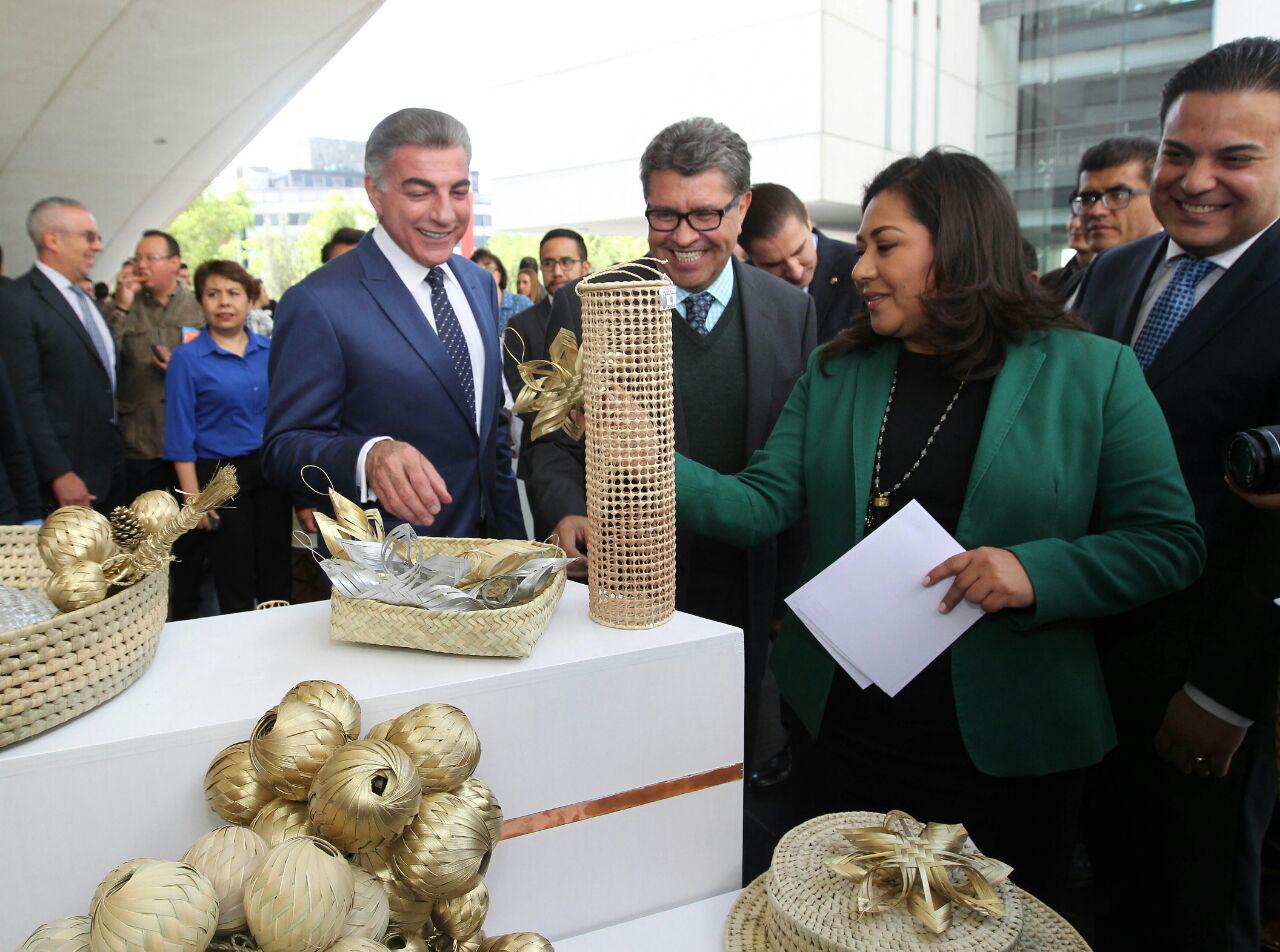 Inaugura Gali exposición Arte y Navidad de Puebla, en el Senado