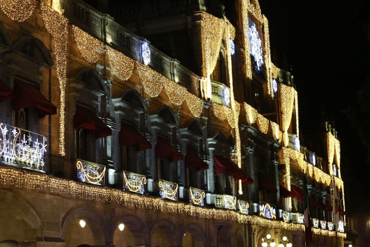 Ilumina Claudia Rivera la capital con 5 mil adornos navideños