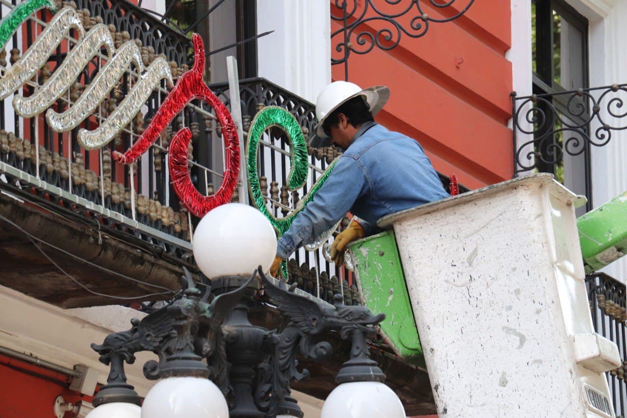 Ayuntamiento instala adornos luminosos por mes patrio
