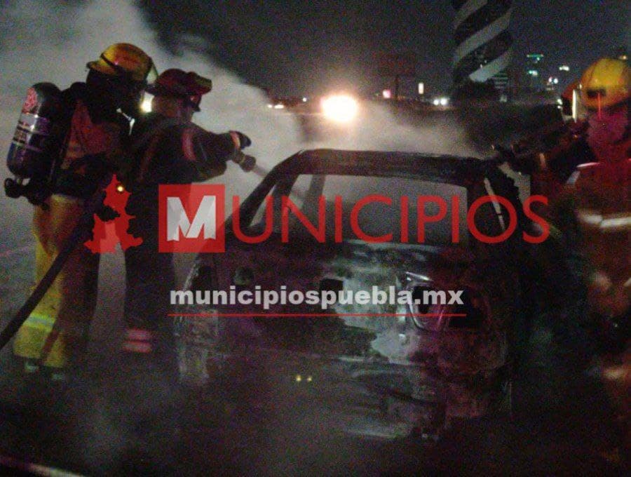 VIDEO Se incendia auto en la federal Atlixco, a la altura de Sonata 