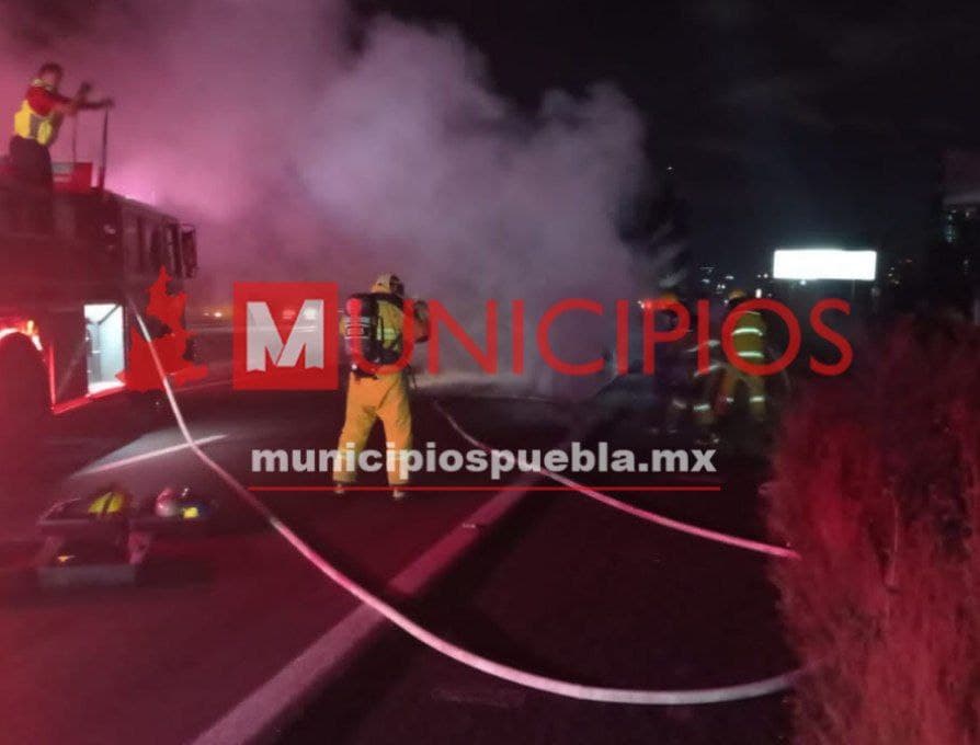 VIDEO Se incendia auto en la federal Atlixco, a la altura de Sonata 