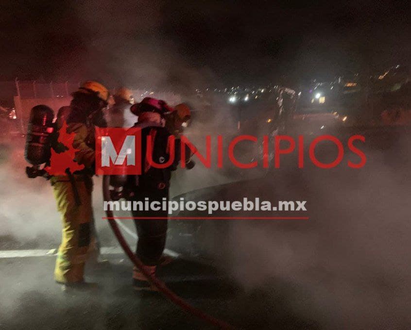 VIDEO Se incendia auto en la federal Atlixco, a la altura de Sonata 