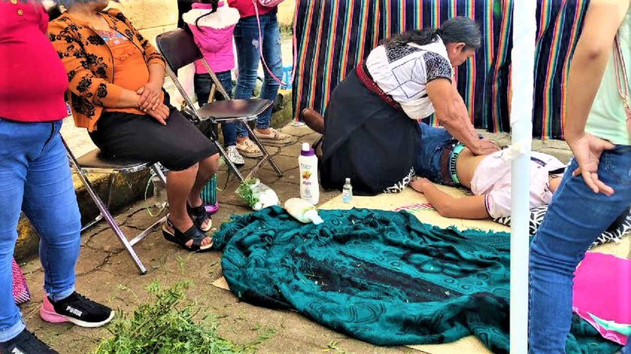 Curanderas ofrecen medicina tradicional en la Feria del Tamal en Huauchinango