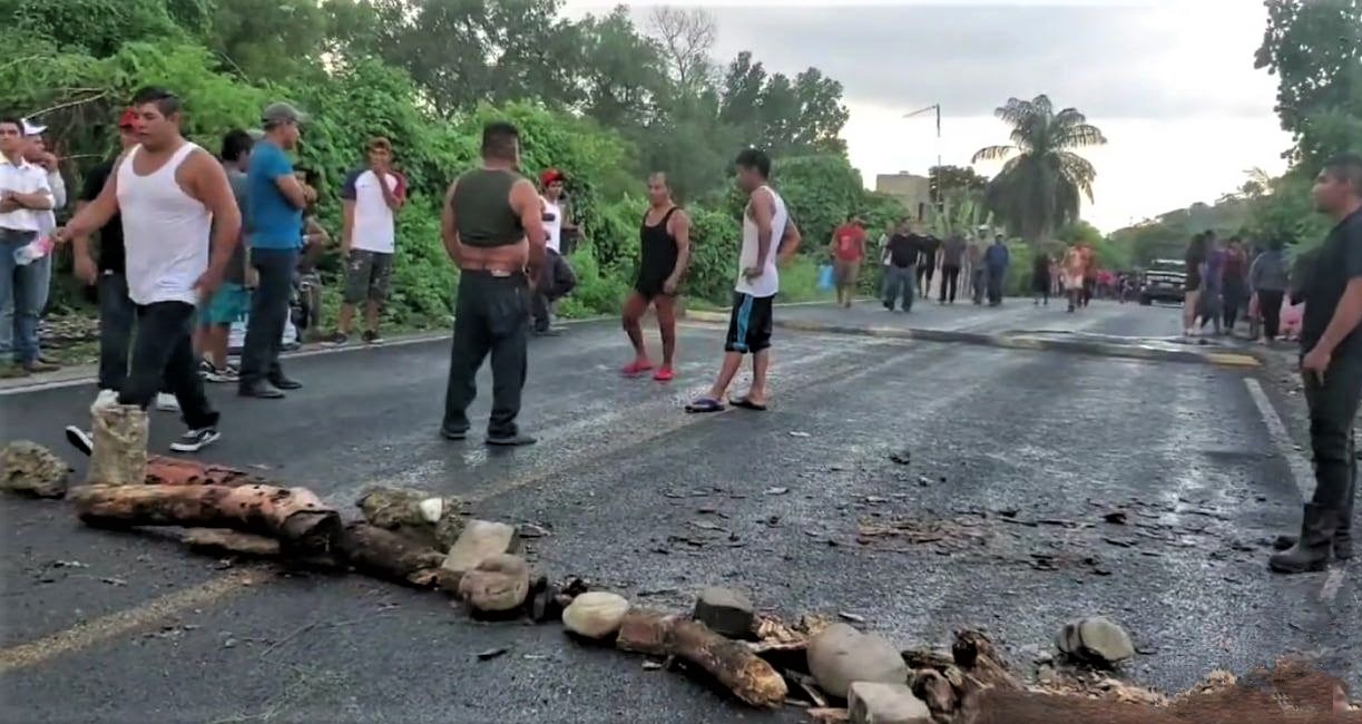 Bloquean y vandalizan en protesta por homicidio en la Sierra Norte