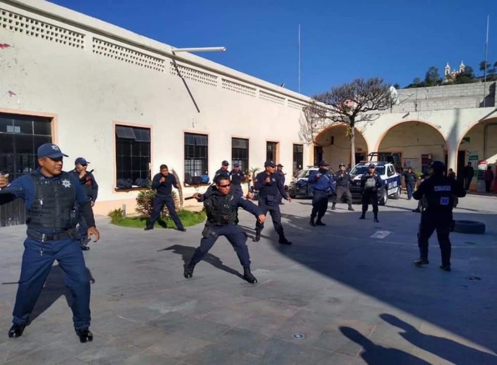 Comando desarma y roba patrulla nueva a policías en Tlacotepec
