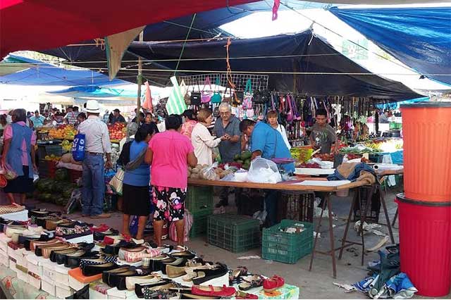 Con remesas de migrantes reactivan las plazas del Ganado y el Comercio en Piaxtla