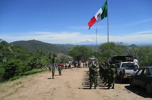 Ejército mexicano iza bandera en cerro de Piaxtla