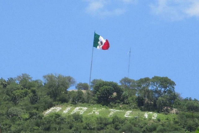 Ejército mexicano iza bandera en cerro de Piaxtla