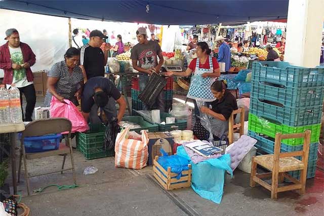 Con remesas de migrantes reactivan las plazas del Ganado y el Comercio en Piaxtla