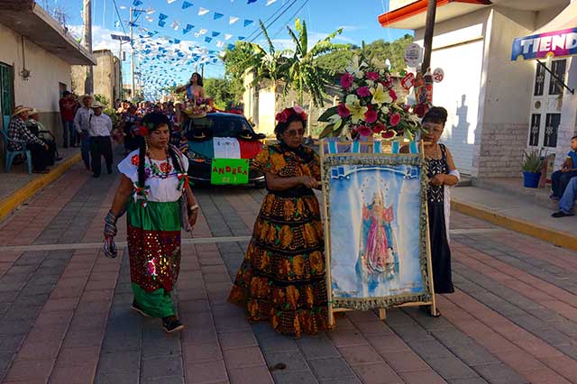 Festejan migrantes a la Virgen de la Asunción en Piaxtla
