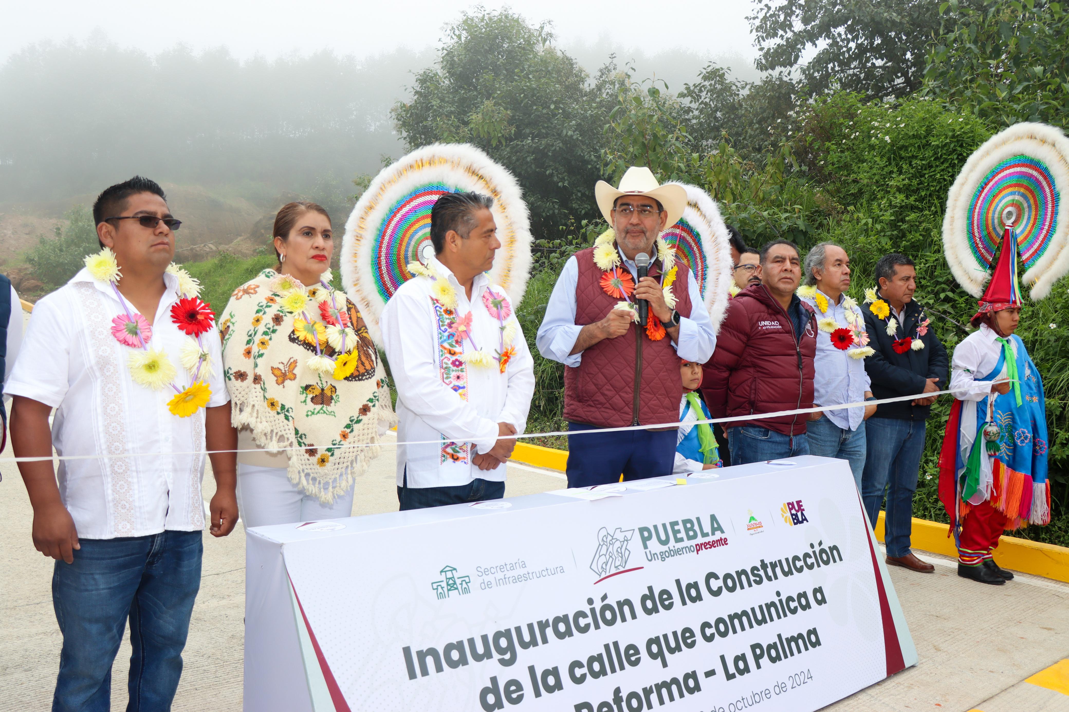 Gobernador inaugurar pavimento con concreto en calle de Xiutetelco