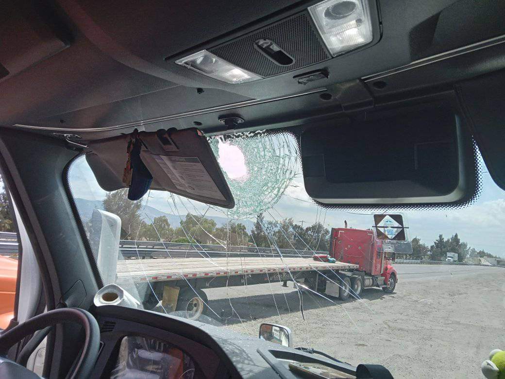 Les arrojan piedras a conductores de camiones en la carretera para asaltarlos