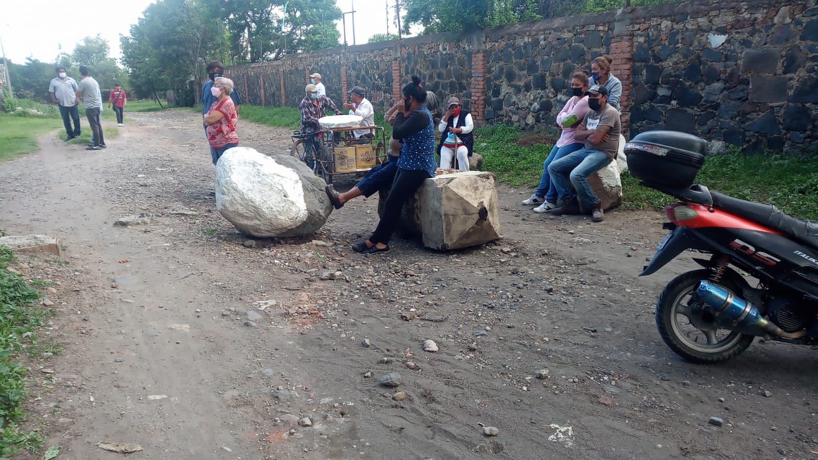 Recuperan vecinos de la colonia el León camino bloqueado por empresa en Atlixco