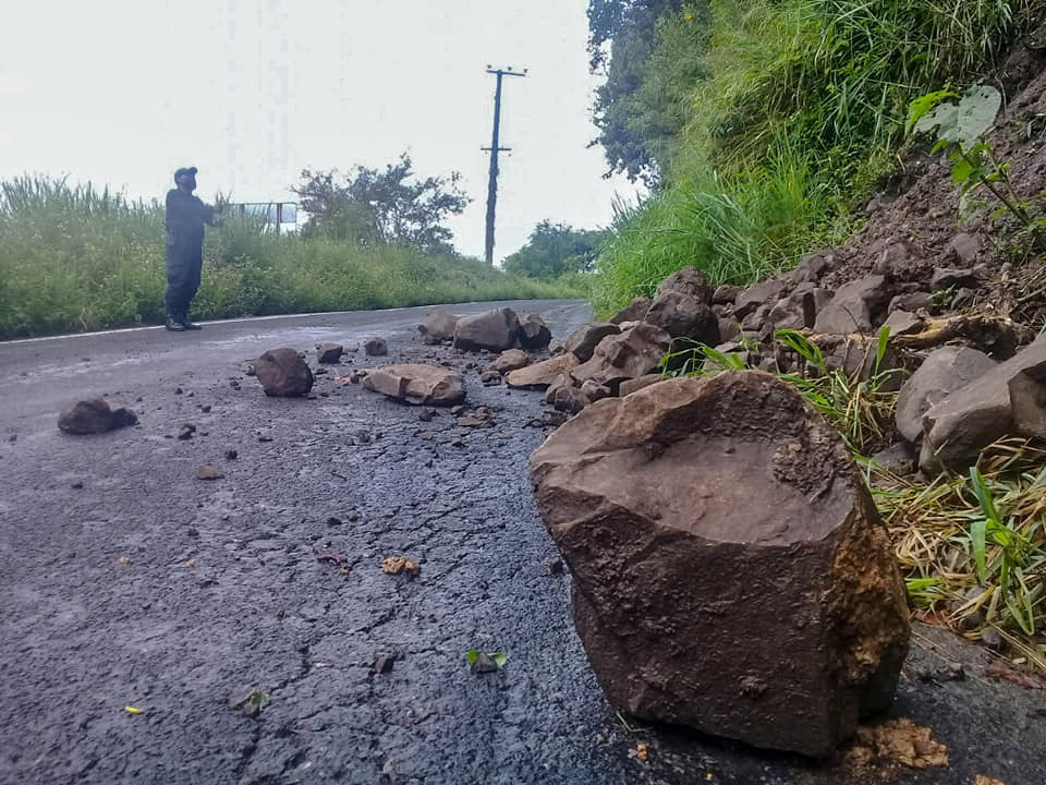 Lluvia provoca deslaves en caminos de Huauchinango