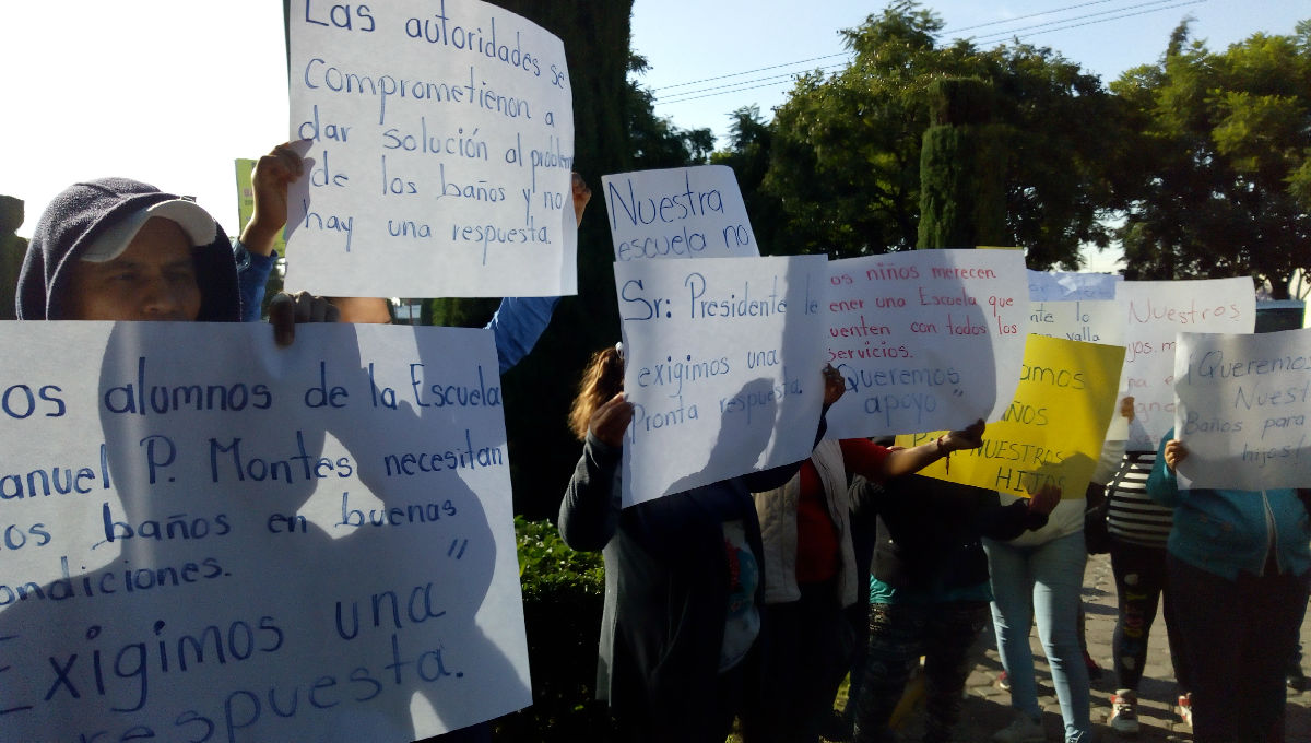 Demandan padres apoyos para escuela en Texmelucan