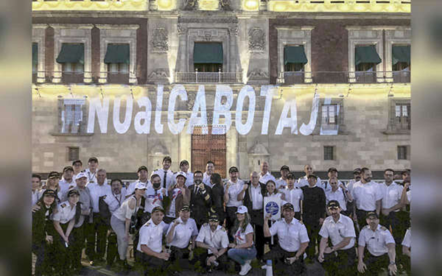 Pilotos aviadores proyectan No al cabotaje sobre fachada de Palacio Nacional