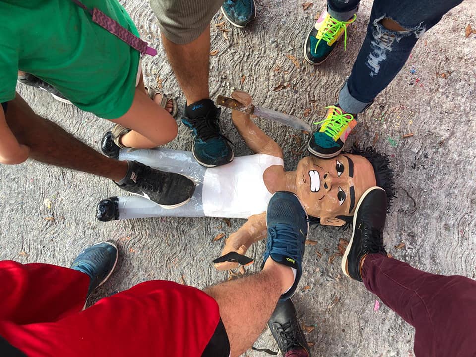 VIDEO Hacen piñata del ladrón de combis golpeado en la México-Texcoco