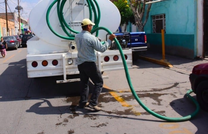 Exhorta Barbosa a Ayuntamientos regular costo de pipas de agua