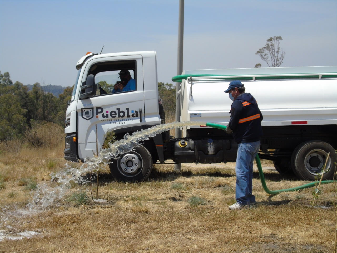 Ayuntamiento de Puebla reúsa agua tratada para riego en parques y áreas verdes 