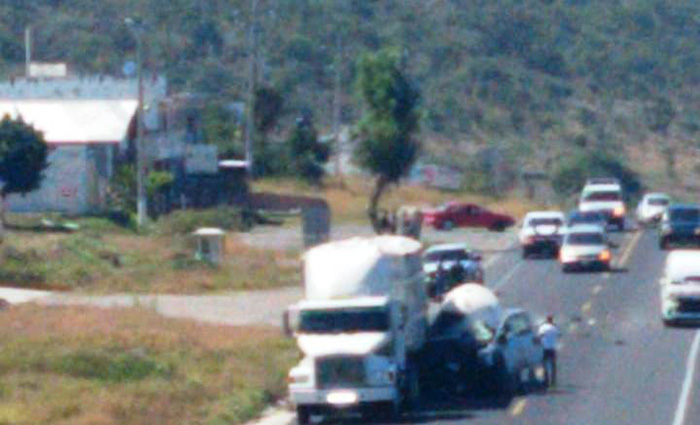 Choca pipa de gas contra tráiler y quedan dos prensados