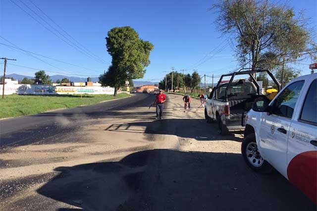 Derrame de combustible en carretera alerta a vecinos en Texmelucan