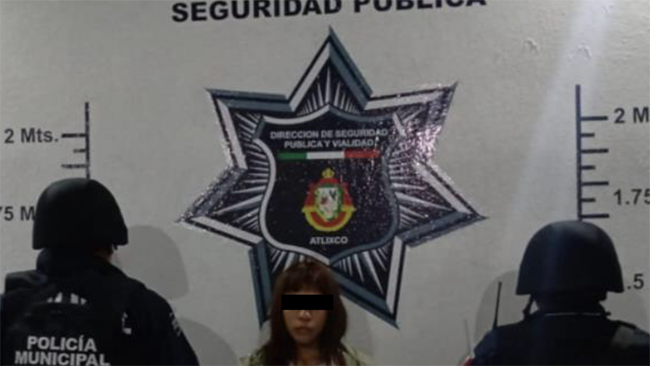 Detienen a mujer por fumar pipa con droga en calles de Atlixco