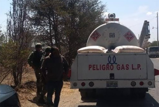 Tras balacera entre Ejército y huachigaseros recuperan pipas en Tlahuapan