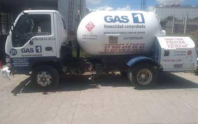Policías de Tlalancaleca aseguran pipa de gas robada