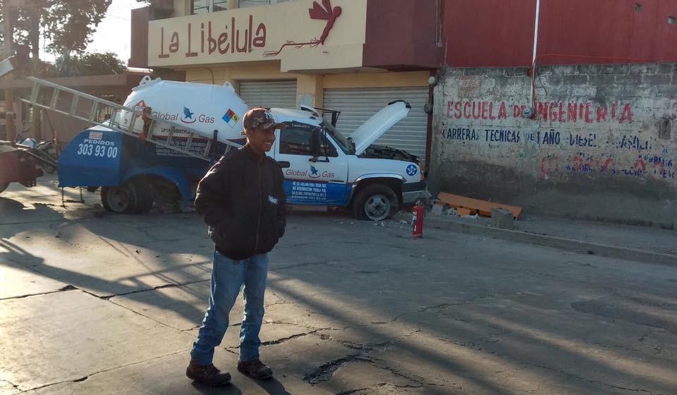 Choca pipa de gas LP con dos autos en Tepeaca