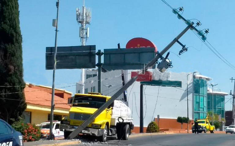 Pipa de agua choca contra poste de luz en Las Ánimas