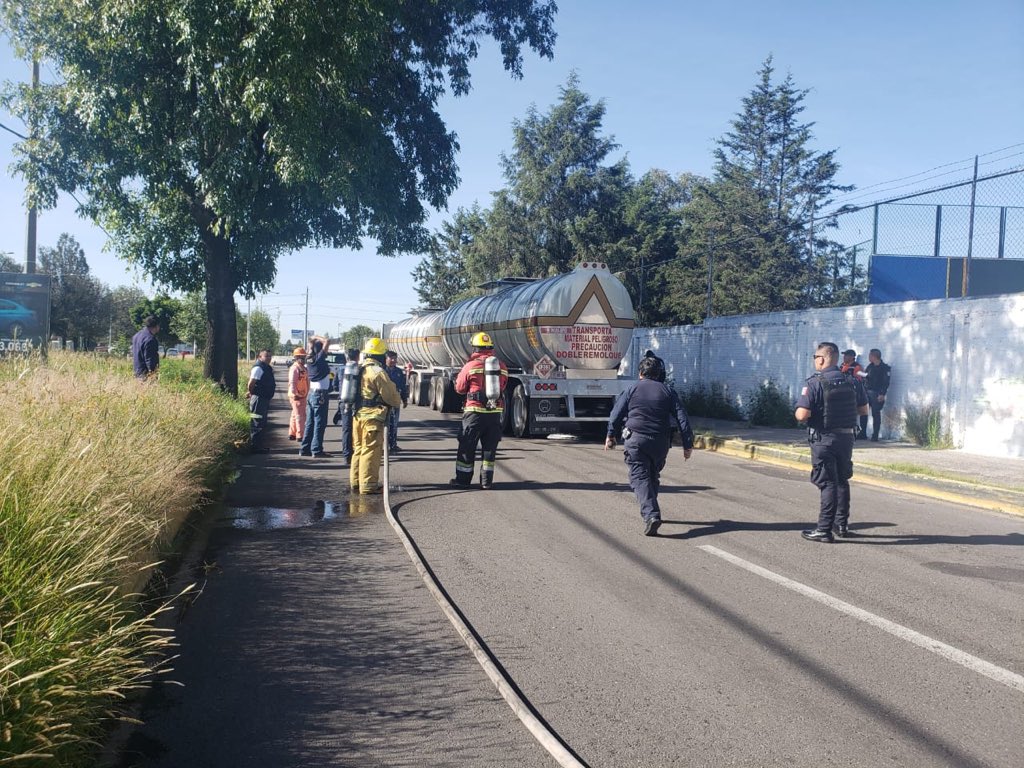 Reportan fuga en pipa de gas frente a kínder de Maravillas