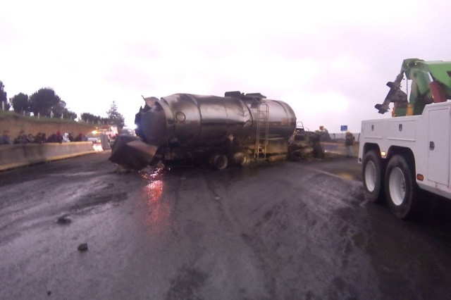 Tras volcarse, pipa que transportaba diésel se incendia en la autopista México-Puebla
