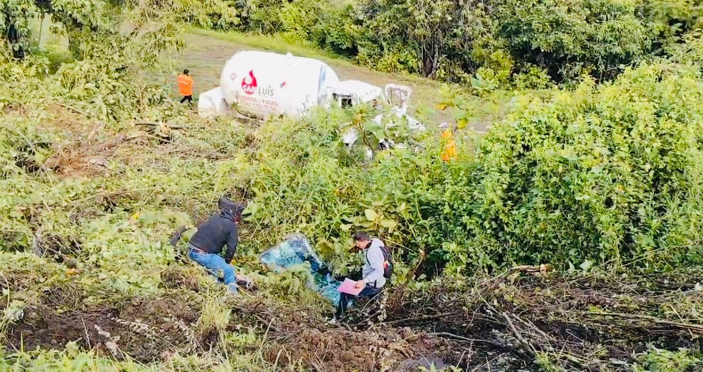 Se descarrila pipa con gas LP en la vía Atlixcáyotl