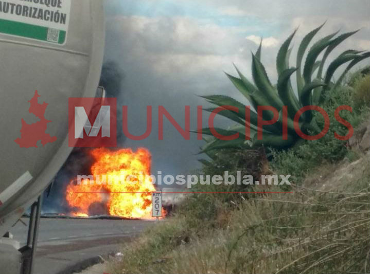 VIDEO: Se incendia pipa con diésel en Palmar de Bravo 