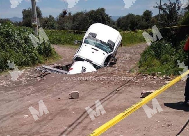 Socavón se traga pipa de gas LP en Huejotzingo