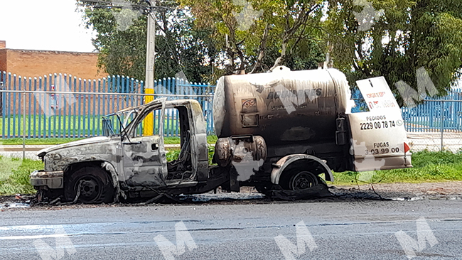 Se calcina pipa de gas y causa alarma entre vecinos de Puebla capital