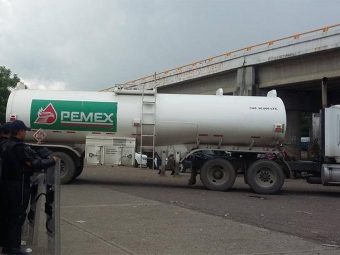 Policía Federal vigila pipas de Pemex que salen de Veracruz 