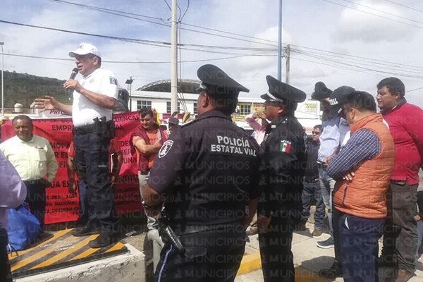 Bloquean piperos la Puebla-Tehuacán contra privatización de agua