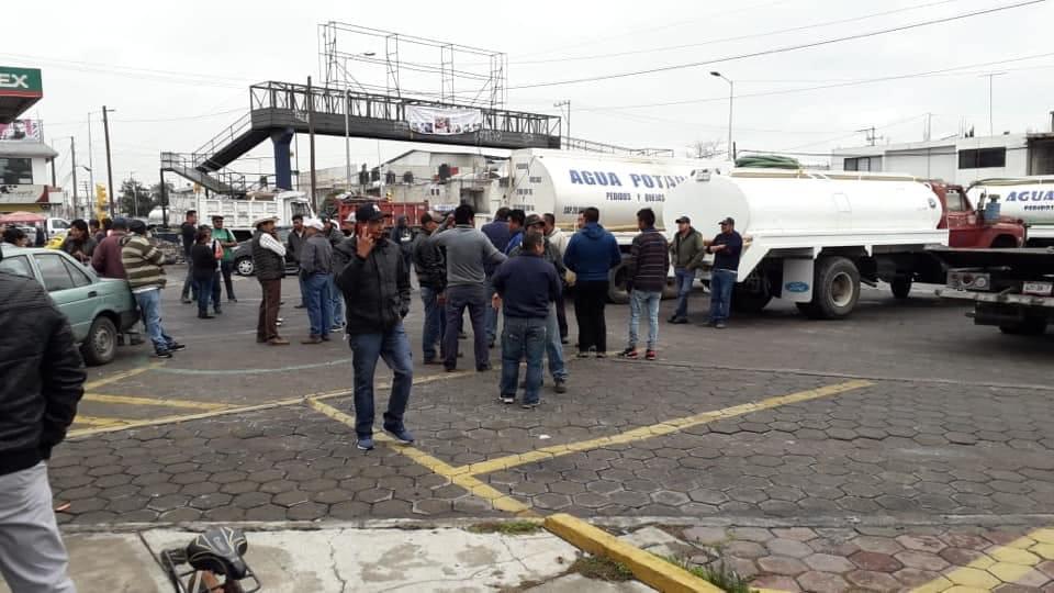 Cierran transportistas la federal Puebla-Tehuacán