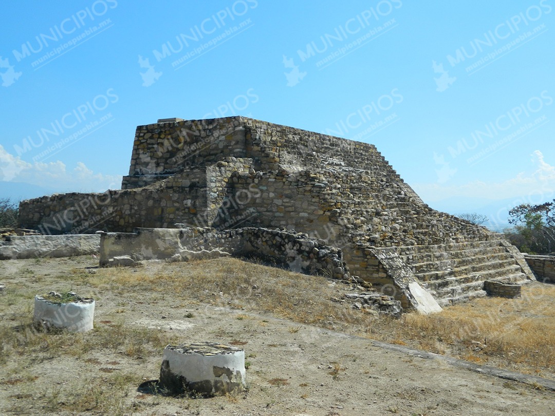 Encuentran cráneos de piedra en zona arqueológica de Tehuacán