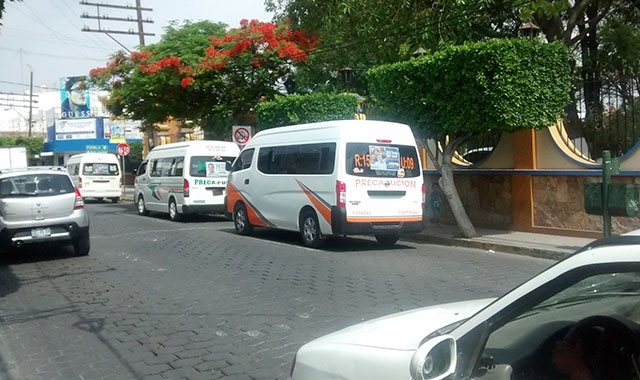 Transporte pirata desplaza a concesionarios en municipios de Puebla