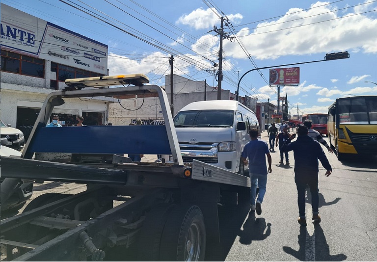 Caen transportes pirata en el Periférico y bulevar Carmen Serdán