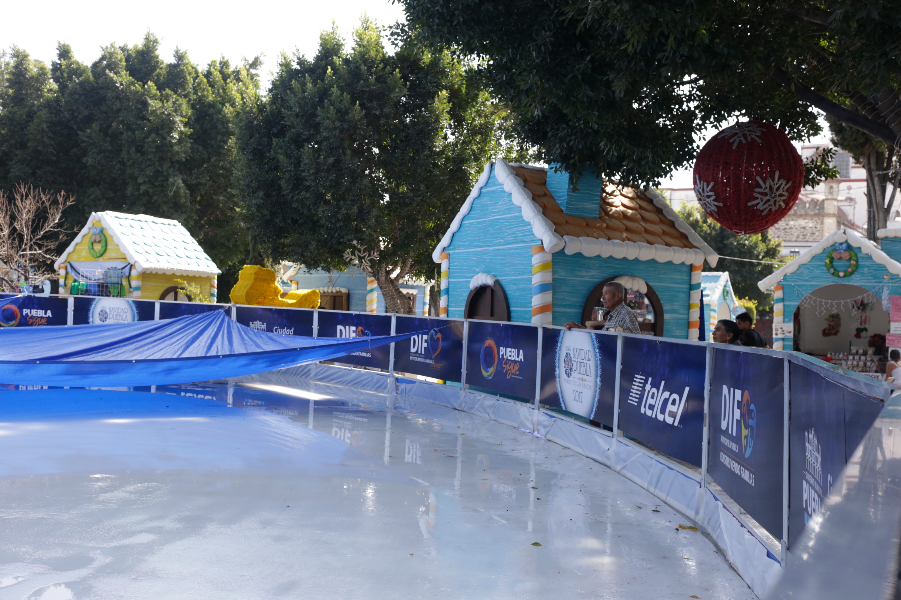  Abren pista de hielo y villa navideña en la ciudad de Puebla