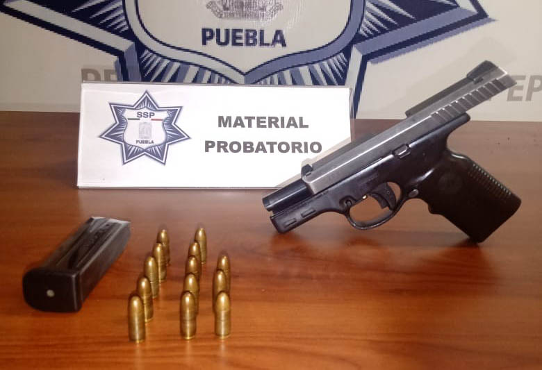 Policía municipal de Puebla olvida su arma en baños de Soriana